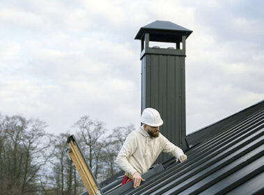Un ramoneur travaille sur le toit